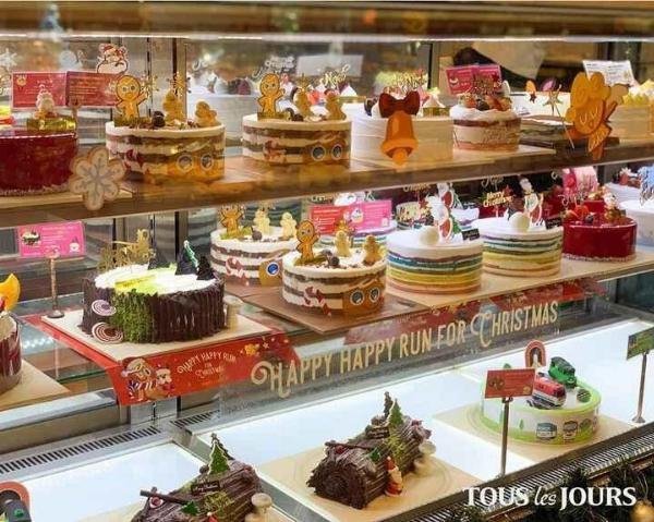 Gia đình vui vẻ thưởng thức bánh tại Tous les Jours Goldmark City