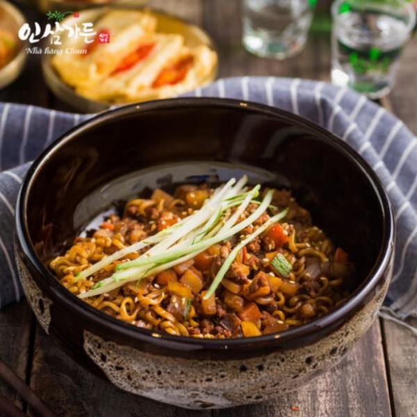 Quán ăn Hàn Quốc gần Goldmark City với các món ăn hấp dẫn như bibimbap, kimchi jjigae.
