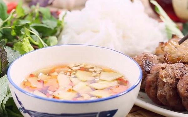 Quán ăn vặt gần Goldmark City với bánh tráng trộn, nem chua rán và tào phớ.